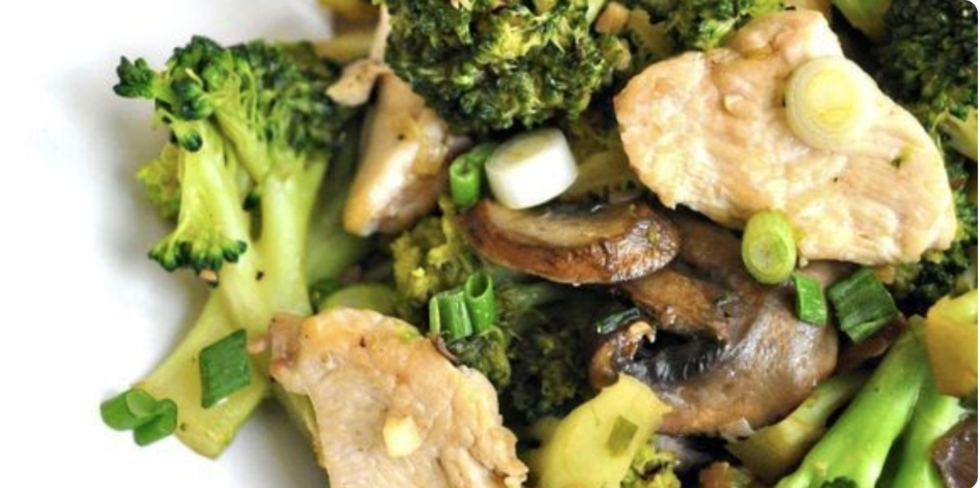 Champiñones salteados con brócoli y pollo